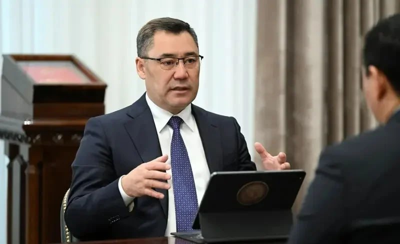 Садыр Жапаров прокомментировал публикации западных СМИ о том, что молдавский политик Илон Шор помогает России обходить санкции через КР:  Во-первых, ни одного факта обхода через нас санкционных товаров в Россию нет. Если бы был, то страны, предъявляющие нам претензии, предоставили бы доказательства. Такого вопроса не существует. Наоборот, есть факты того, что государства, которые сами ввели санкции против России, напрямую сотрудничают с ней на миллиарды долларов. Это публикуют и ваши коллеги в различных международных медиа.  Во-вторых, будь то Илан Шор, Илон Маск или кто-то ещё — если хотят приехать в нашу страну и заниматься бизнесом, пусть приезжают. Не стоит делать из этого трагедию.  Мы ведем многовекторную политику, готовы сотрудничать со всеми. И в дальнейшем этот курс не изменится.  Кто бы это ни был — если хочет приехать в нашу страну и внести экономический вклад, двери для всех открыты. Мы готовы к экономическому сотрудничеству со всеми. Политическую же сторону будем взвешивать очень тщательно.