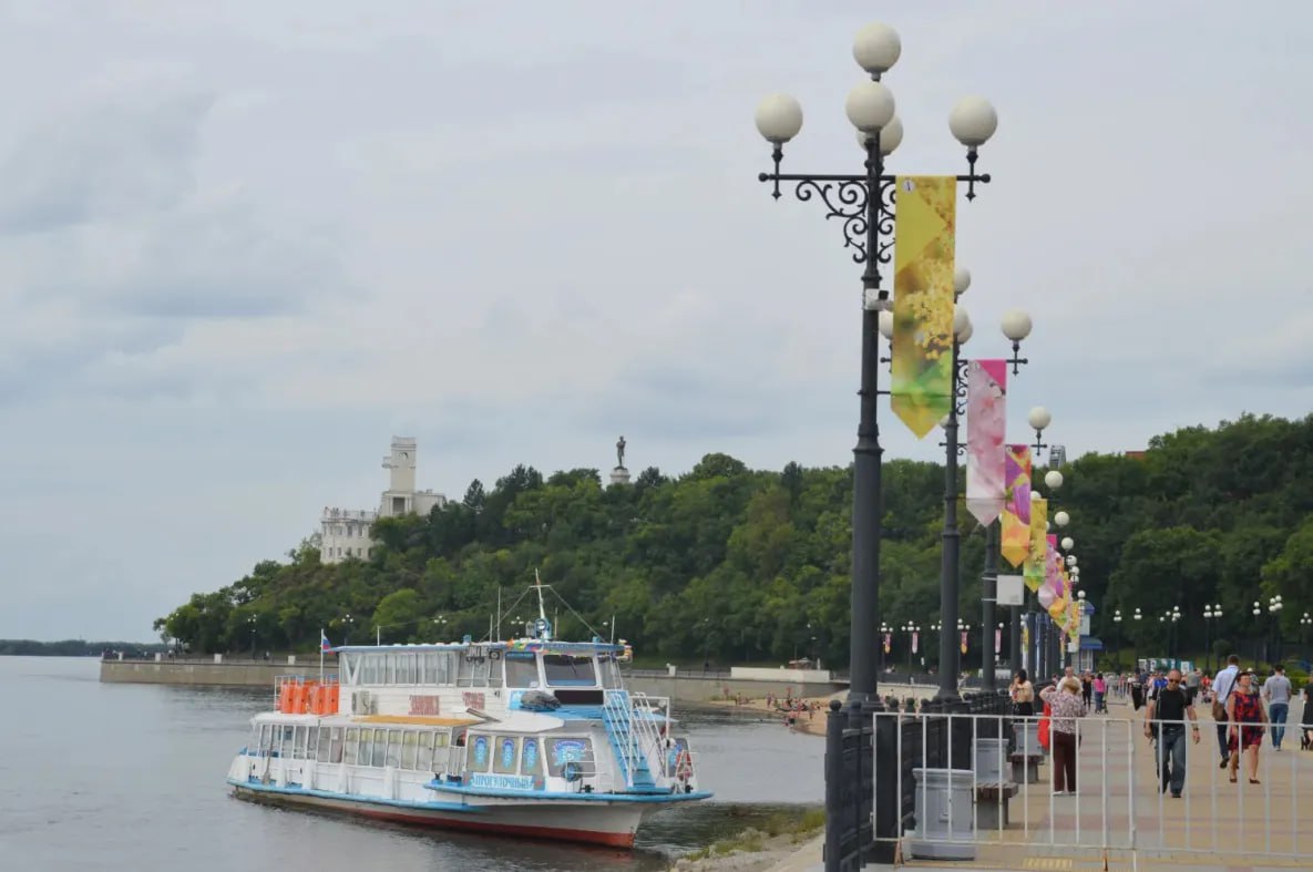 ⏺  Хабаровское УФАС разберётся с громкими теплоходами  Звуковыми сообщениями, распространяемые на прогулочных теплоходах, заинтересовалось региональное УФАС и определило их как рекламные.   Речевое сопровождение хабаровчане, прогуливающиеся по набережной вблизи речного вокзала, слышат из года в год. На громкие призывы отправиться в путешествие по реке и ранее писали жалобы в антимонопольную службу, проводились проверки, орган привлек к ответственности рекламодателя и рекламораспространителя.  На этот раз обращения поступили от депутата Законодательной думы Хабаровского края и Дальневосточной транспортной прокуратуры. В них  указывался факт распространения звуковой рекламы с бортов прогулочных теплоходов «Москва-83», «Москва-75» и «Император».  Будет рассмотрено дело по признакам нарушения законодательства Российской Федерации.