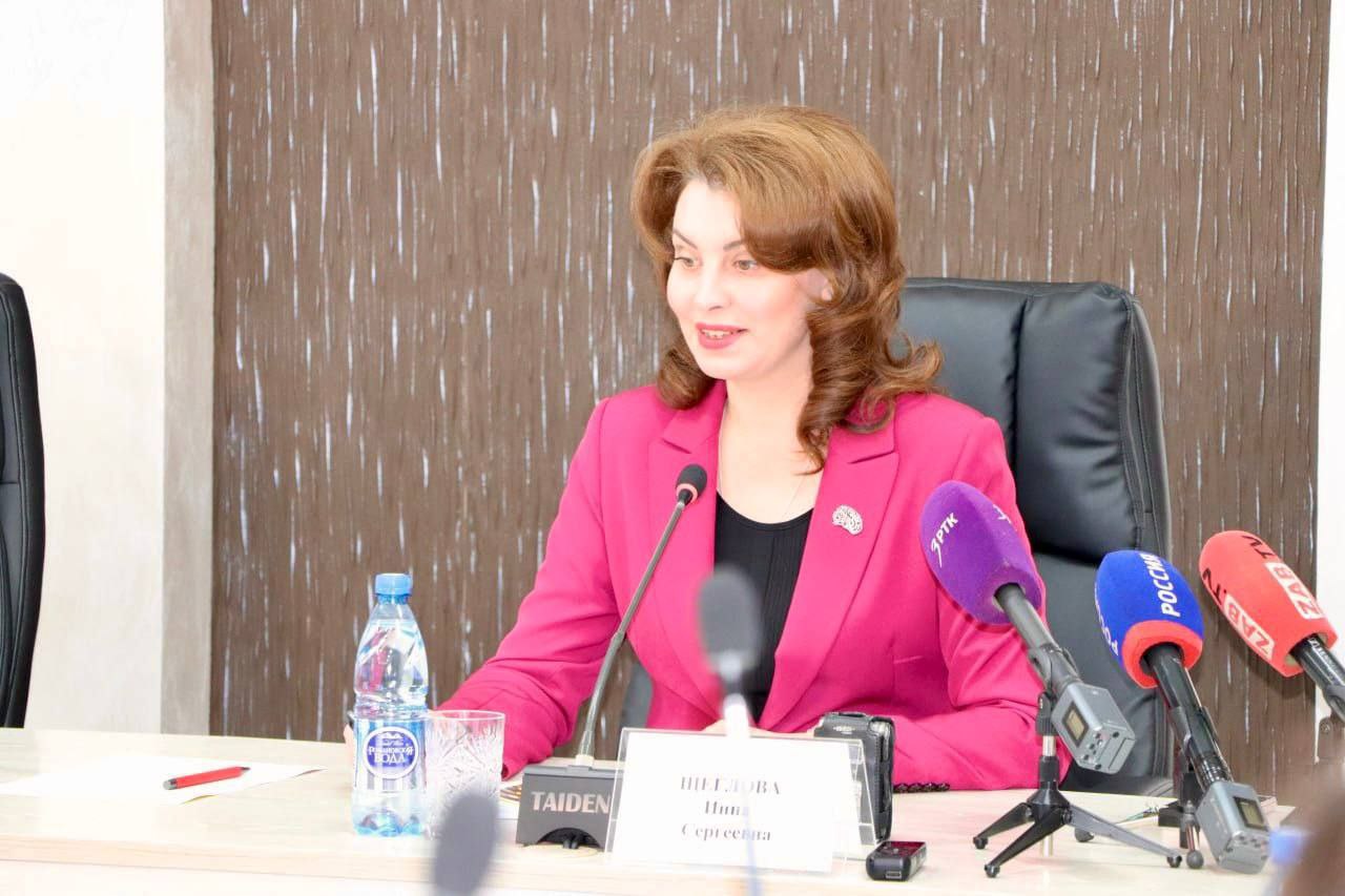 Затраты на мэра Читы выросли вдвое Чита сделала заметный рывок в рейтинге расходов на содержание мэров столиц Дальневосточного федерального округа поднявшись на четвёртое место По данным анализа Дальневосточного обозрения в проекте городского бюджета на 2025 год на содержание мэра Читы Инны Щегловой предусмотрено 9 3 млн рублей почти вдвое больше прошлогодних 4 7 млн Эти затраты составляют 0 05 от общего бюджета города сообщает Zab ru Подробности в Номер один Сообщить нам свою новость можно по кнопке Письмо в редакцию