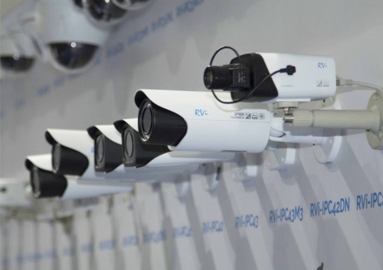 В Госдуме предложили следить за бывшими заключенными с помощью умных камер Госдума рассмотрит законопроект авторы которого предлагают использовать биометрические данные бывших заключенных без их согласия и следить за ними посредством умных камер Об этом рассказал депутат Анатолий Выборный Мы предлагаем дать полиции больше цифровых инструментов данные геолокации платежных систем и видеокамер Если Госдума закон примет УВД смогут передавать фото разыскиваемых лиц региональным операторам систем видеонаблюдения без согласия самих поднадзорных отметил парламентарий Записки Феликса отправь другу