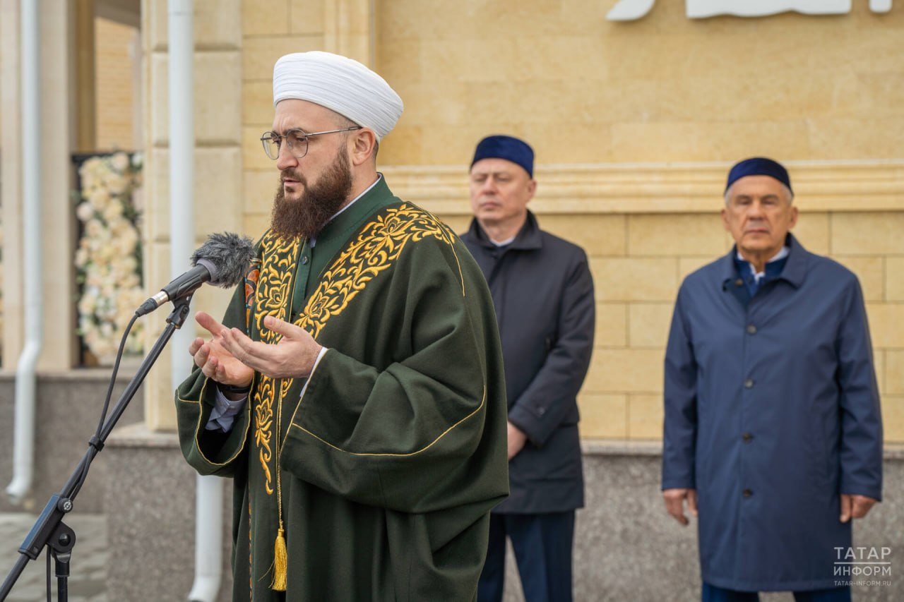 Камиль хазрат Самигуллин стал имамом мечети «Камиль» В мечети муфтий Татарстана Камиль Самигуллин провел для первых прихожан пятничный намаз и тем самым ввел мечеть в работу. Официальное открытие мечети состоялось по прибытии Раиса Татарстана Рустама Минниханова, после полуденных молитв и проповеди. Работы по ее возведению начались давно, еще в 2019 году. Мечеть планировалось назвать иначе — «Мухаммад». Но в 2023 году предложил свою помощь в строительстве и внес значительный вклад в возведение религиозного объекта генеральный директор «Казань Экспо» Роберт Миннигалиев. Название «Камиль», в память о покойном сыне Камиле Миннигалиеве, было одним из условий поддержки гендиректора «Казань Экспо», рассказал Камиль хазрат. «Если назовем мечеть «Камиль», подумают, что ее возвели для меня», — вспомнил муфтий свою реакцию. И эти «опасения» могут быть оправданы. Человек, далекий от жизни уммы, вполне может подумать именно так, потому что имамом мечети стал лично муфтий республики. По возможности, муфтий будет проводить здесь пятничные проповеди, а в его отсутствие обязанности главного имама будет выполнять воспитанник медресе «Мухаммадия», проживающий в этом же поселке. Подробнее об открытии мечети, ее особенностях и необычном внешнем виде — в репортаже «Татар-информа»: Из «Мухаммада» в «Камиля»: новую казанскую мечеть возглавил муфтий Татарстана Фотографии Владимира Васильева, «Татар-информ» Полный фоторепортаж