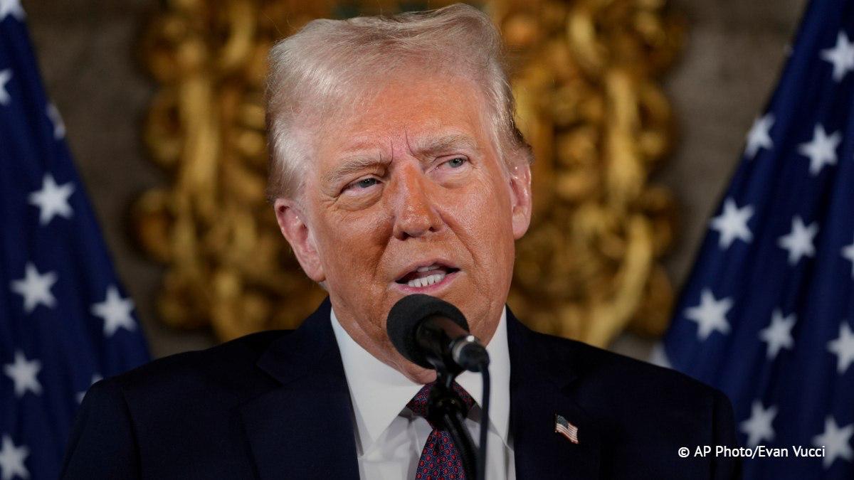 Трамп заявил, что не намерен баллотироваться на третий президентский срок. Он добавил, что сторонники уговаривают его переизбираться в третий раз, однако делать он этого не собирается.