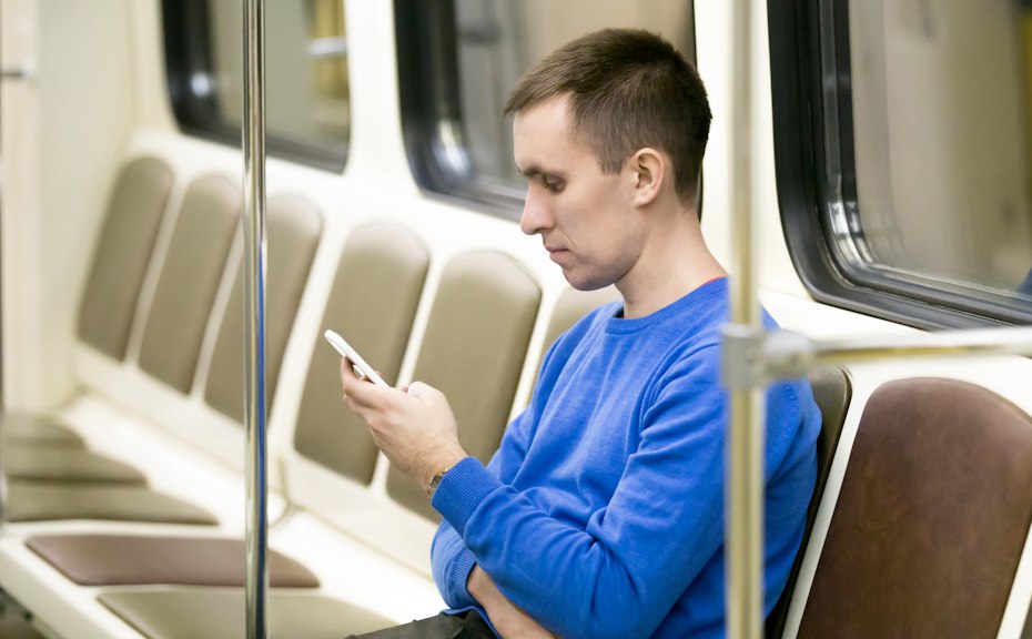 В России впервые оштрафовали за поиск запрещённой информации Мировой суд в Каменске Уральском оштрафовал на три тысячи рублей местного жителя Сергея Глухих по статье о поиске экстремистских материалов Это первый в России случай привлечения к ответственности за такое правонарушение Поводом для возбуждения административного дела стало уведомление сотового оператора о поисковых запросах Как установили правоохранительные органы 20 летний медбрат находясь в общественном транспорте через телефон искал информацию об организациях признанных в России террористическими В судебном заседании на которое обвиняемый не явился были представлены его показания данные в день задержания Представитель ФСБ сообщил суду что Глухих ранее находился в поле зрения ведомства Адвокат Сергей Барсуков оспорил квалификацию действий По его словам обвинение не предоставило доказательств целенаправленного поиска запрещённой символики а поисковой запрос мог быть связан с городом Азов iguides