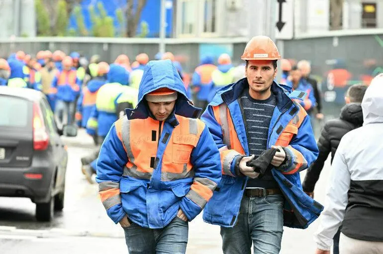 Пошлины для мигрантов увеличат в несколько раз Комиссия правительства по законопроектной деятельности одобрила инициативу Министерства финансов России о существенном повышении государственных пошлин для мигрантов Об этом сообщили источники РБК знакомые с ходом обсуждения документа Речь идет о поправках во вторую часть Налогового кодекса которые фактически пересматривают стоимость ключевых миграционных процедур Наиболее резонансное изменение резкий рост пошлины за получение или выход из гражданства с текущих 4200 рублей до 50 000 рублей Таким образом государство кратно повышает входной билет в правовое поле гражданства Помимо этого планируется значительное увеличение стоимости сопутствующих услуг Визы для въезда и выезда в Россию подорожают с 1200 до 2000 рублей а многократные почти втрое до 6000 рублей Разрешение на временное проживание вырастет с 1920 до 15 000 рублей а вид на жительство с 6000 до 30 000 рублей Отдельно ужесточаются условия для образовательной миграции соответствующее разрешение может подорожать до 8000 рублей Также увеличивается пошлина для работодателей за привлечение иностранных работников до 15 000 рублей Инициатива затрагивает и штрафную практику В частности предлагается установить фиксированный штраф в 5000 рублей за утрату или порчу документа о временном проживании Параллельно вводятся новые виды платежей за замену вида на жительство 6000 рублей и за выдачу дубликатов разрешений на временное проживание также 5000 рублей Как отметил председатель правления Ассоциации юристов России Владимир Груздев изменения формируют более жесткую и финансово затратную модель регулирования миграционных процессов В практическом плане это может сократить приток мигрантов с низкой платежеспособностью и одновременно увеличить бюджетные поступления Вестник Кавказа Подписаться