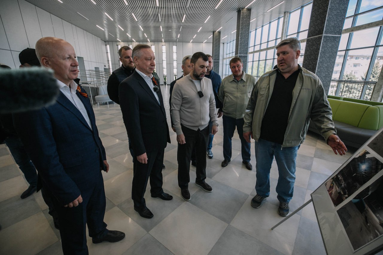 После капитального ремонта проверили готовность обновлённого кинотеатра "Комсомолец". На месте побывали с Губернатором Санкт-Петербурга Александром Бегловым и Главой Республики Денисом Пушилиным. Здание полностью восстановили строители нашего города-побратима. На первом этапе работ специалисты создали все условия для размещения многофункционального центра, затем взялись за реконструкцию и модернизацию киноконцертного зала. Здесь с комфортом разместятся порядка 300 зрителей, установлены современные системы электроакустики, кинопоказа, постановочного освещения и другие. В вестибюлях на двух этажах созданы зоны отдыха и обслуживания посетителей, перед входом в здание на 400 квадратных метрах разместилась детская игровая площадка, комплексно благоустроена прилегающая территория. В перспективе на радость детворы рядом появится и новый фонтан-шутиха - продумать и осуществить его устройство Александр Беглов сегодня поручил строителям. От лица жителей города выразил Александру Дмитриевичу и всем петербуржцам искреннюю признательность за создание в Мариуполе ещё одного настоящего семейного центра отдыха.
