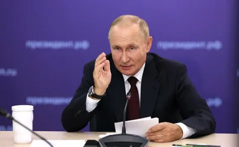 Приоритеты обозначены  Президент России Владимир Путин поручил правительству совместно с Центробанком и региональным властям в 2025 году принять дополнительные меры для преодоления негативных демографических тенденций и повышения рождаемости. Об этом сообщила пресс-служба Кремля.  Доклад по этой теме глава государства ожидает до 1 июня 2025 года. Ответственными назначены премьер-министр Михаил Мишустин, глава ЦБ Эльвира Набиуллина и высшие должностные лица регионов.  Отдельно Владимир Путин обязал кабмин проверить соблюдение принципа "семейноцентричности" при выполнении нацпроектов. Этот принцип означает создание условий для семей, защиту их интересов и формирование положительного образа многодетной семьи в обществе и должен стать приоритетом во время формирования федерального бюджета до 2030 года. Поживем- увидим.