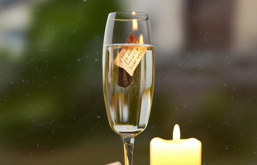 Минздрав Подмосковья рекомендовал не пить шампанское с бумажным пеплом Врачи предупреждают что в пепле остаются микрочастицы сажи смол а также химические компоненты самой бумаги остатки чернил отбеливателей клеевых составов При нагревании некоторые из этих веществ могут разлагаться на токсичные фрагменты Особую опасность представляет сочетание таких частиц с алкоголем Шампанское или игристое вино могут усилить раздражающее действие на слизистую оболочку желудка Это чревато неприятными симптомами от легкой тошноты и тяжести до болей в животе Для людей с уже существующими проблемами желудочно кишечного тракта гастрит повышенная чувствительность риск обострения значительно возрастает Мой Реутов в MAX