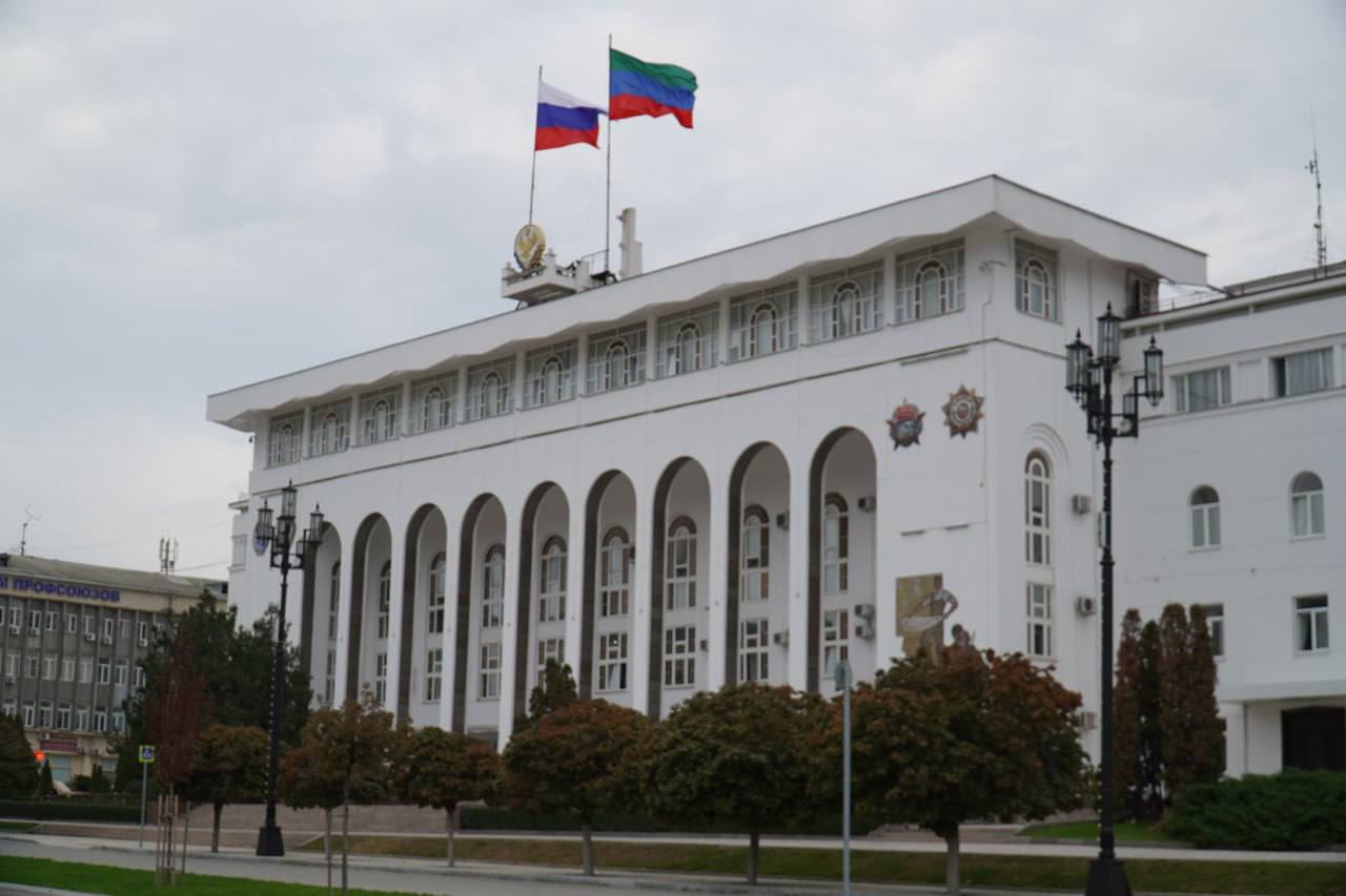 В Дагестане создан Координационный центр по рассмотрению обращений участников СВО и членов их семей Соответствующее постановление Правительства Дагестана о создании организации опубликовано на сайте кабинета министров Координационный центр создан с целью обеспечения оперативного взаимодействия и координации деятельности органов исполнительной власти при реагировании на обращения участников и ветеранов СВО и членов их семей а также членов семей погибших военнослужащих В задачи центра войдет централизация и систематизация информации об обращениях и жалобах а также мерах реагирования на обращения участников СВО и членов их семей контроль за своевременной реакцией со сторон ответственных органов Центр будет функционировать на базе ГАУ МФЦ в РД Обращения участников СВО членов их семей будут приниматься по телефону горячей линии и через платформу обратной связи Минцифры региона определено ответственным за функционирование и организационно техническое обеспечение деятельности Координационного центра Министерству поручено разработать и внедрить в деятельность субъектов центра информационную систему для оперативного обмена информацией о поступивших обращениях и этапах их рассмотрения