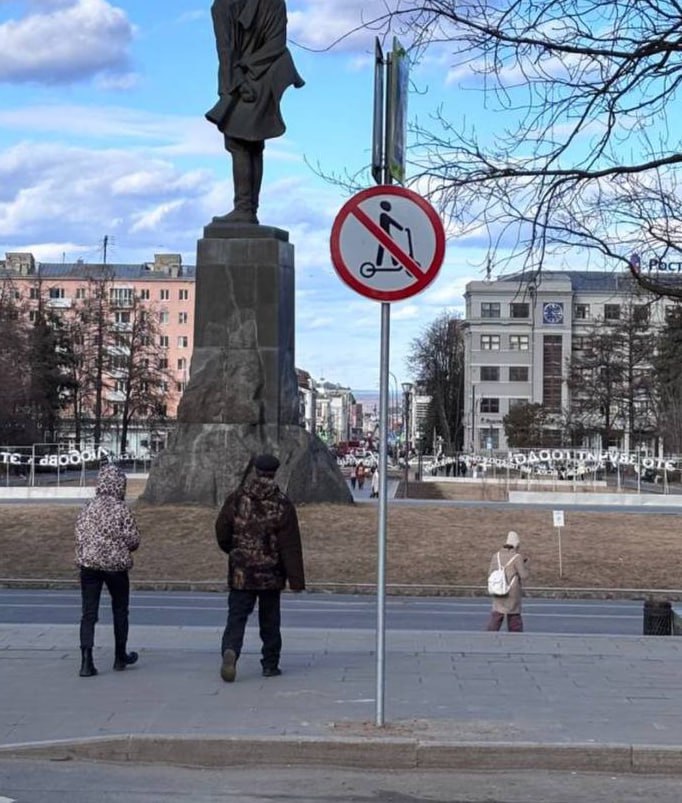 В Нижнем Новгороде начали устанавливать дорожные знаки, запрещающие движение на самокатах  Подписаться