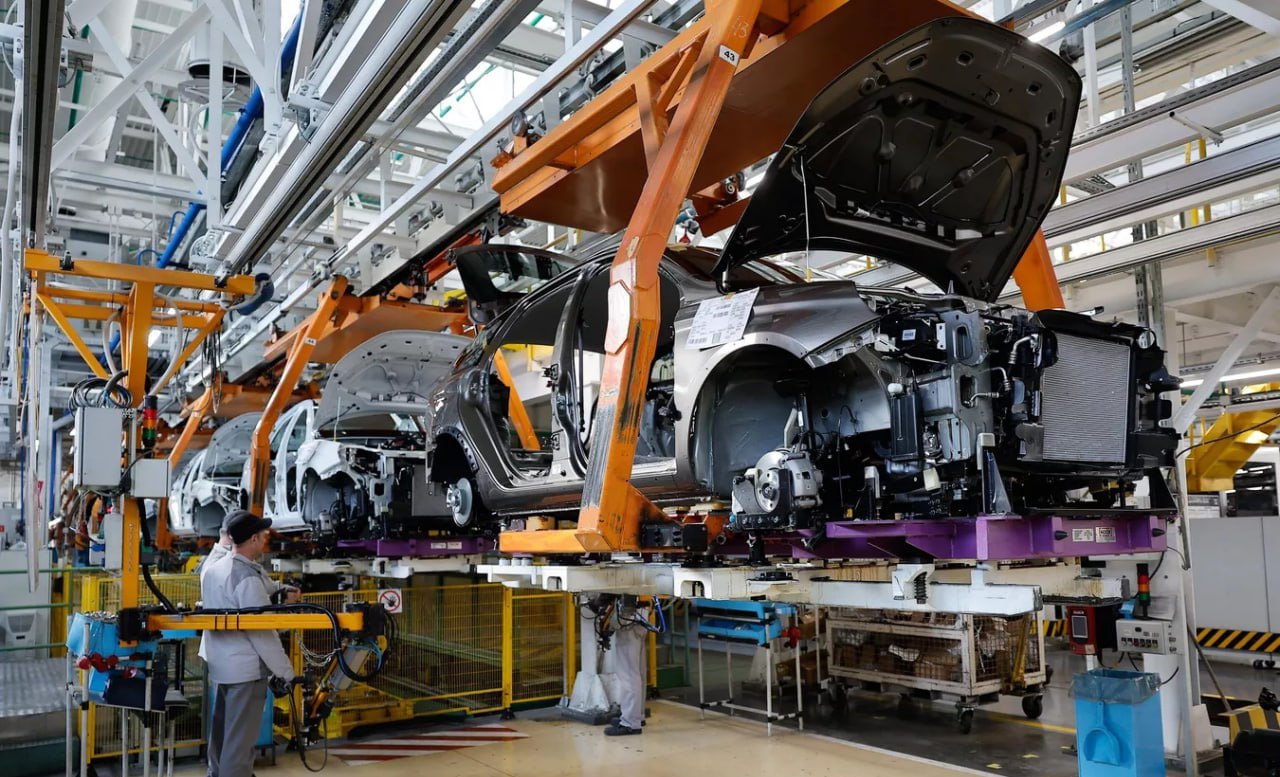 АвтоВАЗ с 1 января 2026 года вернется к полной пятидневной рабочей неделе Соответствующий приказ подписал президент компании Максим Соколов На четырехдневный рабочий график предприятие перешло с 29 сентября Как отмечал до этого Соколов в беседе с РИА Новости благодаря этой мере в следующем году компании удастся избежать большого скопления машин Lada на складах jkinvest news jkinvest