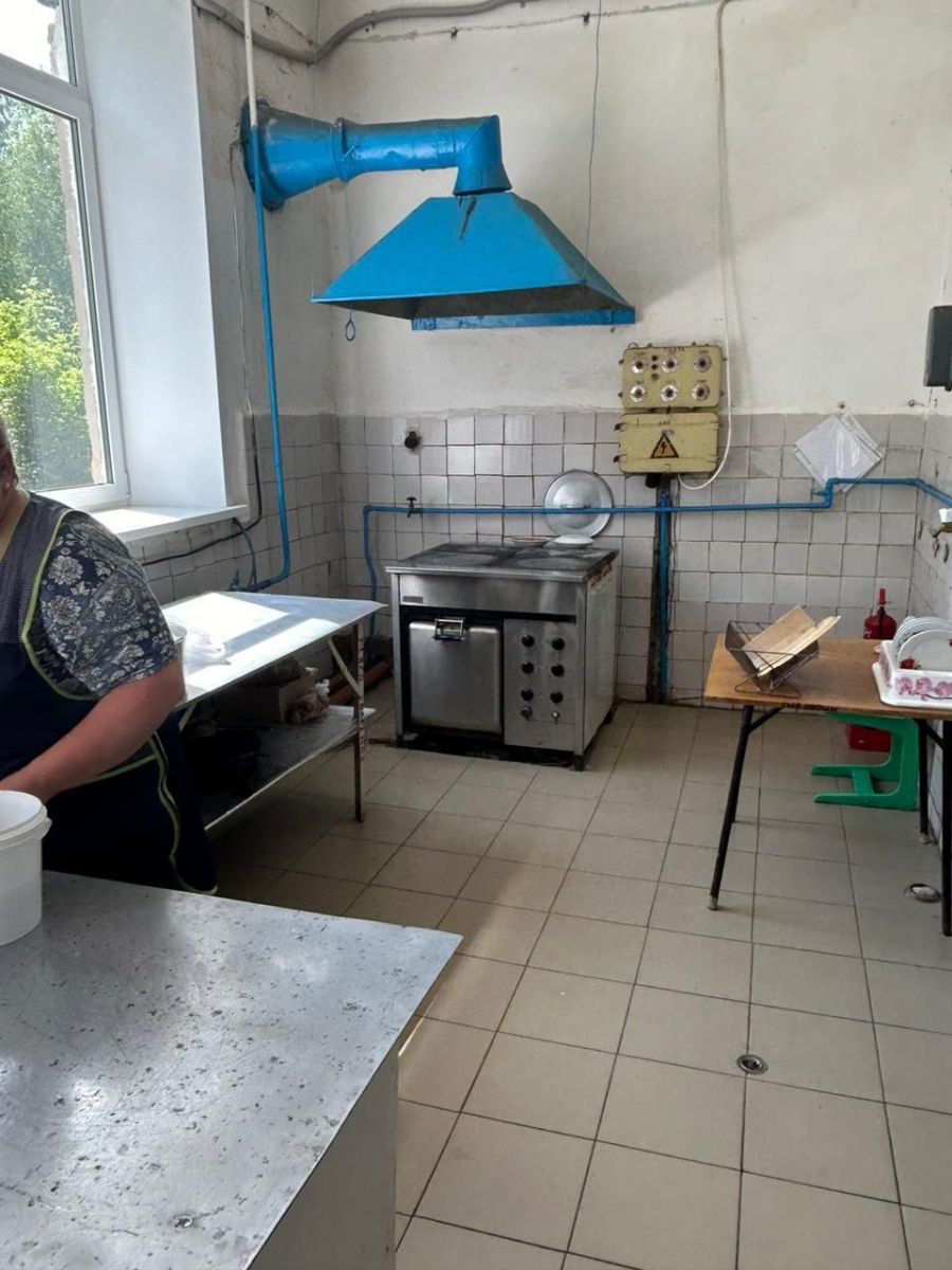 Прокуратура выявила нарушения при проверке организации питания детей в лагерях Владимирской области    В Гороховце обнаружили законодательные нарушения безопасности питания детей в школьном лагере. В ходе проверки прокуратура обнаружила нарушения хранения еды, антисанитарию и другие неприемлемые факторы.  ↗  Прислать новость   Подписаться
