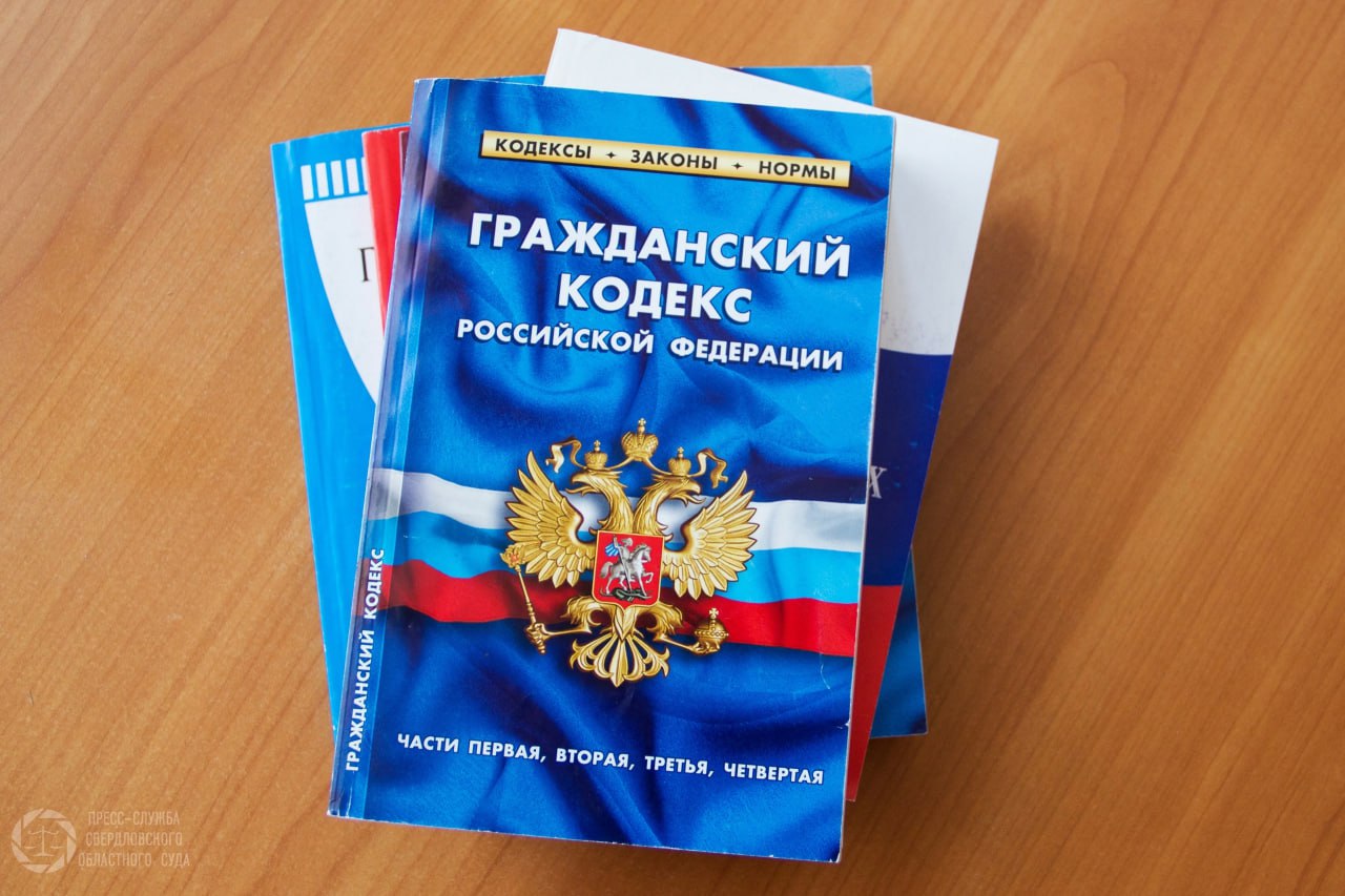Суд взыскал с автопредприятия 750 тысяч рублей в качестве компенсации морального вреда за гибель пешехода Ревдинский городской суд частично удовлетворил иск матери и брата погибшего в ДТП пешехода к транспортной компании С ответчика взыскано 750 тысяч рублей в качестве компенсации морального вреда Трагедия произошла в апреле 2024 года на автодороге Ревда Дегтярск Курганово Водитель автобуса совершил наезд на пешехода который двигался по краю проезжей части От полученных травм мужчина скончался на месте до приезда скорой помощи В ходе судебного разбирательства было установлено что водитель в момент ДТП исполнял трудовые обязанности В соответствии с гражданским законодательством ответственность за вред причиненный работником несет его работодатель Представители потерпевшей стороны мать и брат погибшего обратились в суд с требованием взыскать с компании владельца автобуса и транспортного предприятия работодателя виновника ДТП солидарно 1 миллион рублей компенсации морального вреда в пользу каждого из истцов Ответчики настаивали на отказе в удовлетворении иска оспаривая представленные доказательства Суд изучив материалы дела и выслушав стороны принял решение о частичном удовлетворении требований Размер компенсации был определен с учетом степени вины характера страданий близких родственников и других значимых обстоятельств С работодателя виновника ДТП ООО Авто Плюс в пользу матери погибшего взыскано 400 тысяч рублей в пользу его брата 350 тысяч рублей  Решение суда не вступило в законную силу и может быть обжаловано в вышестоящей инстанции Ревдинский городской суд