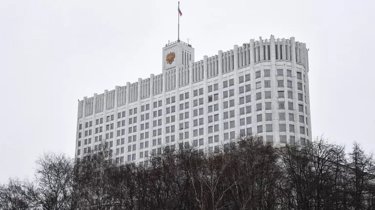 Правительство продлило программу льготного лизинга для предпринимателей в новых регионах Программа льготного лизинга техники и оборудования для представителей малого и среднего бизнеса в Донецкой и Луганской Народных Республиках Запорожской и Херсонской областях продлена до конца 2026 года Необходимые для этого изменения внесены в государственную программу Экономическое развитие и инновационная экономика и утверждены постановлением Правительства Речь идёт о льготном лизинге техники и оборудования в сельскохозяйственной отрасли пищевой промышленности транспортной и строительной отраслях Ставка льготного лизинга оборудования российского производства составляет до 6 годовых иностранного до 8 В федеральном бюджете на реализацию программы в 2026 году предусмотрено 500 млн рублей Программа льготного лизинга была запущена Правительством в 2023 году и стала востребованным механизмом поддержки предпринимателей в новых регионах Решение о её продлении будет способствовать дальнейшему развитию промышленного сектора поможет модернизировать производства и даст стимул развитию предпринимательства