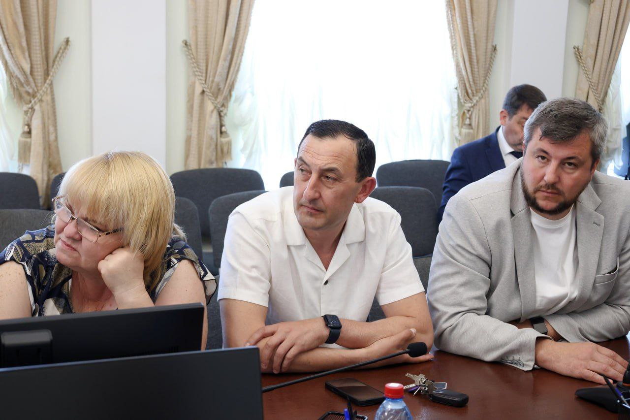 Начал серию рабочих встреч с фракциями Городской Думы. Планирую совместно с депутатами проработать ключевые вопросы городского развития и выработать эффективные решения существующих проблем. Первая встреча состоялась с депутатами из фракции «Единой России». Подробно обсудили темы: озеленение города и разработки комплексной программы по развитию зелёных зон, ремонт инженерных коммуникаций и дорожной сети. Особое внимание уделили вопросам улучшения визуального облика города. Обсудили меры по борьбе с несанкционированной рекламой и незаконно установленными торговыми объектами, которые негативно влияют на внешний вид городских улиц. Все пожелания и предложения депутатского корпуса взял в работу. Профильным заместителям поручил проработать все инициативы и возможность их реализации.