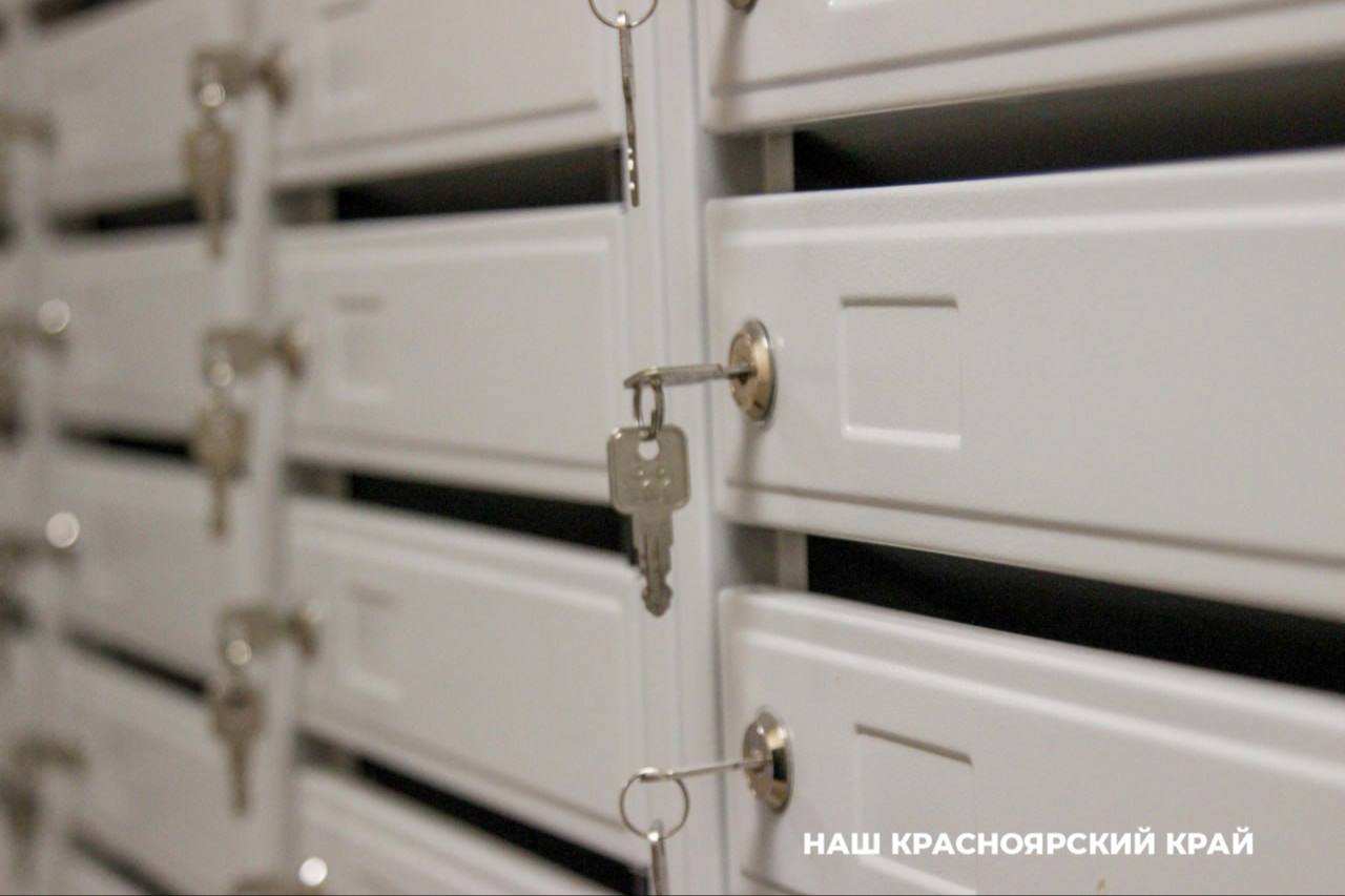 В Красноярске более 1400 детей сирот получат квартиры до конца текущего года Собственное жильё за счет краевого бюджета в этом году получат 1412 детей сирот В течение года было выдано 732 сертификата на приобретение квартир на сумму 2 5 млрд рублей Сироты могут также приобрести готовое жилье которое предложит государство Так в 2025 году на вторичном рынке приобретено 680 квартир на сумму 2 6 млрд рублей