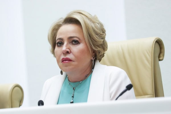 Валентина Матвиенко назвала необходимой встречу Владимира Путина и Дональда Трампа Рано или поздно она всё равно состоится, заявила спикер Совета Федерации. Она уверена, что телефонный разговор президентов России и США не заменит их личный контакт. По её словам, переговоры лидеров двух держав были полезны, прояснялись подходы к проблемам. Как отметила Матвиенко на пресс-конференции, Россия готова к продолжению контактов с США. Она также сообщила о восстановлении активного взаимодействия спецслужб двух государств. Подпишись на «Говорит Москва»