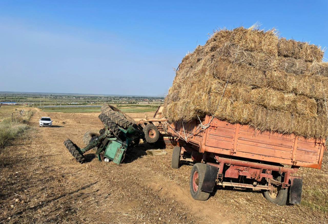 ‼   Кизилюртовская межрайонная прокуратура направила в суд уголовное дело о причинении смерти несовершеннолетнему по неосторожности   Кизилюртовской межрайонной прокуратурой утверждено обвинительное заключение по уголовному делу в отношении жителя с. Новый Чиркей Кизилюртовского района.  Он обвиняется по ч. 1 ст. 109 УК РФ  причинение смерти по неосторожности .  Согласно предъявленному обвинению, мужчина оставил без присмотра  свой трактор, гружённый прицепами с сеном, на склоне. При этом он не предпринял мер, исключающих самовольное движение транспортного средства.  В отсутствие водителя трактор развернуло и прицеп с сеном опрокинулся на находившегося рядом несовершеннолетнего, 2012 года рождения. В результате подросток скончался на месте.  Уголовное дело прокуратурой направлено в Кизилюртовский районный суд для рассмотрения по существу.
