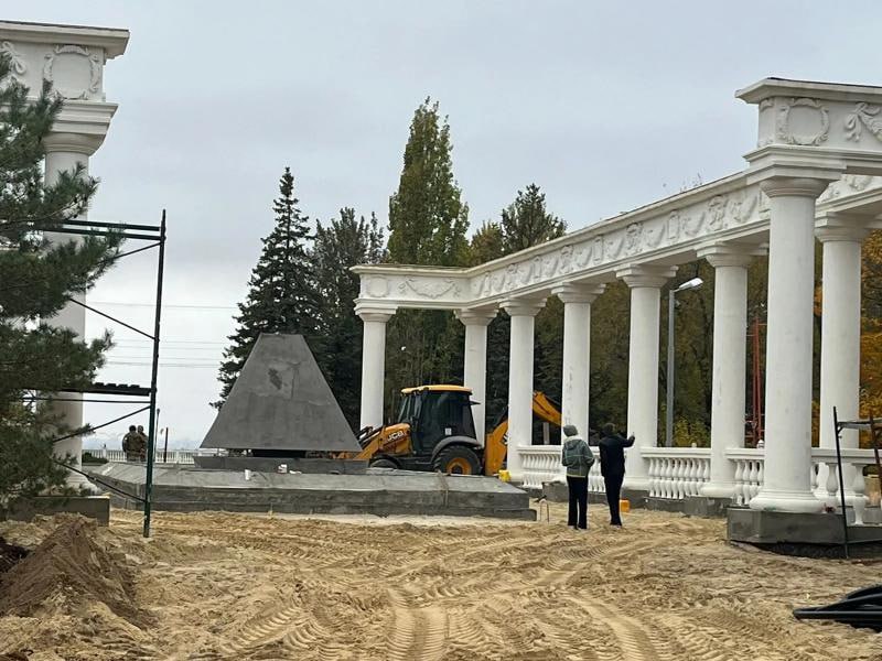 В Волжском заканчивается благоустройство мемориала первостроителям.   Ремонт на улице Фонтанной, который обещали завершить в сентябре, все еще продолжается. Подрядчик готовится к укладке плитки. Отделка колоннад и облицовка чаши фонтана уже завершены, оборудование готово к работе. Пробный пуск состоится после завершения облицовки.  На благоустройство Фонтанной в прошлом году было выделено 41,8 миллиона рублей, а в 2024 году планируется потратить еще 6,5 миллиона рублей. Деньги поступили в рамках федерального проекта «Формирование комфортной городской среды» нацпроекта «Жилье и городская среда».