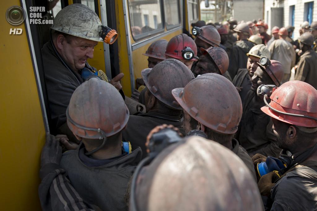 В ДНР решается вопрос с погашением задолженностей по зарплате Упорная работа федеральных и региональных органов власти в этом направлении привела к результатам были выделены средства на погашение задолженности по заработной плате перед трудящимися предприятий угольной отрасли ДНР Сегодня деньги необходимые для погашения задолженности по заработной плате за март июль 2025 года начали поступать на расчётные счета предприятий В ближайшее время деньги начнут зачисляться на карты сотрудников сообщает пресс служба министерства угля и энергетики ДНР Южная служба новостей