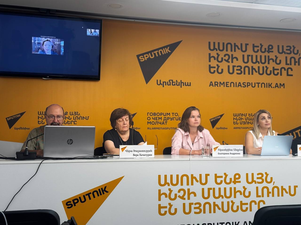 В Ереване прошла пресс-конференция, посвященная народной дипломатии и Международной премии «Евразия»  В Ереване состоялась онлайн пресс-конференция, посвященная Международной премии «Евразия», партнером которой, в рамках программ, приуроченных к 100-летию народной дипломатии, выступает Россотрудничество.  Врио руководителя представительства Россотрудничества в Армении Екатерина Андреева подчеркнула значение юбилейной даты.  «В этом году мы отмечаем столетие народной дипломатии. Это не просто век народной культурной дипломатии, а целая эпоха, в которой было создано абсолютно новое направление, ранее мало используемое даже для мировой дипломатии», — отметила Андреева.  По ее словам, современные гуманитарные инициативы становятся действенным механизмом укрепления международных связей.  Международная премия «Евразия» охватывает широкий круг направлений: от сохранения языка и культуры до просветительской и волонтерской деятельности. Участники могут подать до трех заявок в разных номинациях — в том числе «Язык дружбы», «Дело сердца», «Лидер Евразии» и «Яркий старт». Заявки на участие подали из 21 стран.  «В их числе не только страны Евразийского пространства, а также и государства Ближнего Востока, Южной Азии, Прибалтики»,- отметила Андреева.  #народнаядипломатия #100летнароднойдипломатии #премияЕвразия #Россотрудничество #РусскийДом #Армения #гуманитарноесотрудничество #евразийскоепространство #делосердца #волонтёрство #русскийязык #культурноесотрудничество