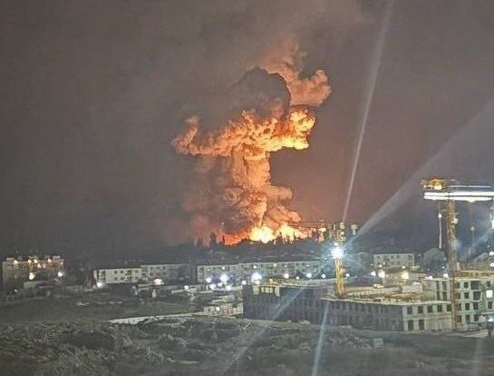 СМИ сообщили об атаке на Шесхарис это большой нефтеперевалочный комплекс в Новороссийске Через него идет в том числе и перевалка казахстанской нефти Повреждены нефтебаза и береговая инфраструктура Мы спросили у нашего Минэнерго как это отразится на экспорте Вот официальный комментарий По состоянию на текущий час прием и транспортировка казахстанской нефти по системам Атырау Самара и Актау Махачкала осуществляются в штатном режиме без ограничений Ведомство находится на связи с компанией Транснефть для получения оперативной информации Ситуация находится на постоянном контроле