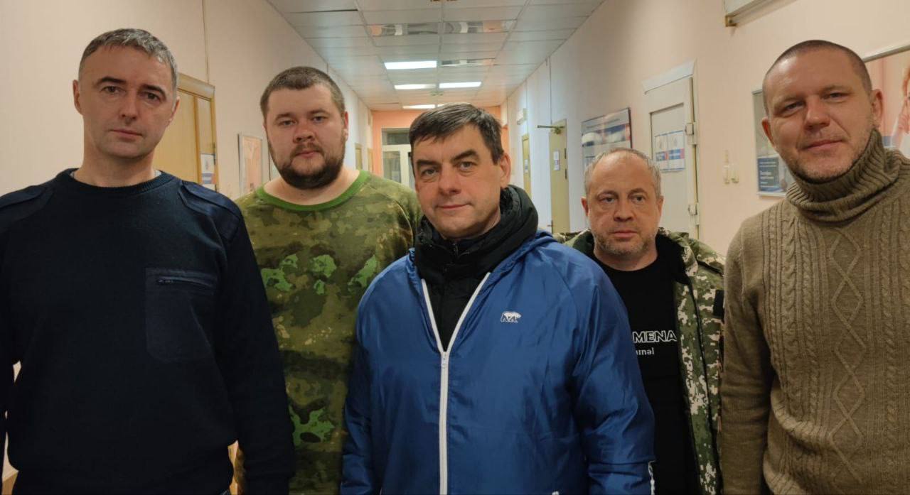 Вадим Бережной выделил ключевые задачи кадрового проекта «ПРОдвижение ГЕРОЕВ» Главный врач КМХЦ, член Общественного совета конкурса «Омская область: ПРОдвижение ГЕРОЕВ» отметил, что программа направлена на развитие кадрового потенциала во многих отраслях. Это возможность роста и развития для тех, кто уже проявил лидерские качества, решительность и патриотизм. Кроме того, по словам Вадима Бережного, важной задачей проекта является социальная и профессиональная адаптация участников спецоперации, за счёт интеграции их в ответственные и интересные направления развития государства. «Кадровый проект «ПРОдвижение ГЕРОЕВ» и разнообразие заданий — еще и хорошая возможность проверить свои силы, знания, компетенции, определить зоны роста и карьерный вектор. Позади у участников этап тестирования, впереди — очные собеседования, по итогам которых из тысячи претендентов двести лучших выйдут в финал и продолжат борьбу. Всем желаю удачи и сил! Уверен, победят сильнейшие и достойные!» — отметил Вадим Бережной.