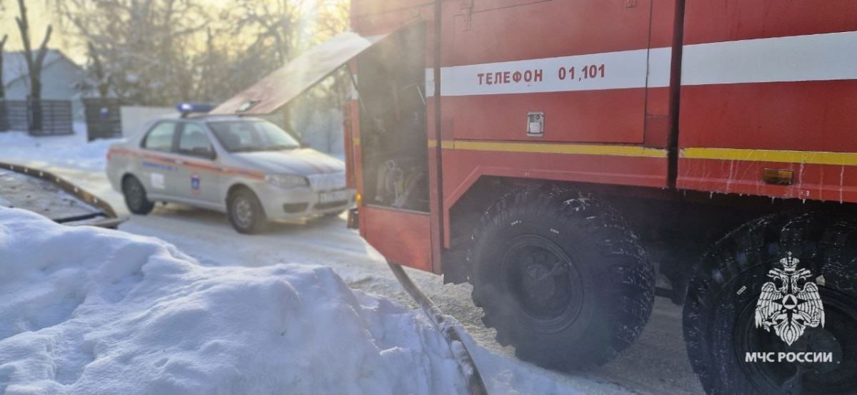 В Тульской области обогреватель стал причиной пожара в частном доме По предварительной информации возгорание произошло в деревне Богово Ефремовского муниципального округа Житель частного дома решил насладиться теплом в сильный мороз На некоторое время он оставил без присмотра обогреватель В результате доски под прибором нагрелись и воспламенились Возгорание на площади в 3 квадрата тушили 8 человек и 2 единицы техники Никто не пострадал На кухне обгорел пол на комнате закоптились стены Фото ГУ МЧС России по Тульской области 1  2   Подпишись на новости Мы в MАХ