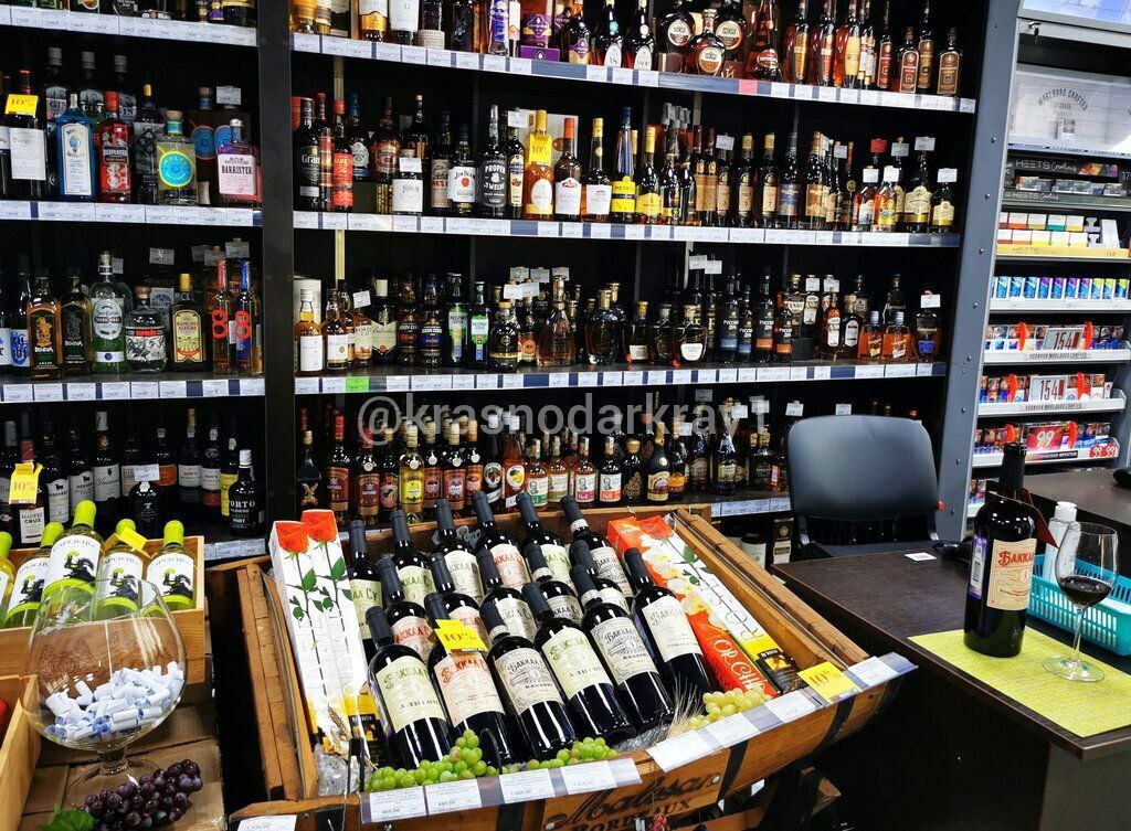 Более полутысячи алкомаркетов закрыли в Краснодаре в 2025 году Краснодар стал лидером среди миллионников по числу закрытых точек по продаже алкоголя За 2025 год рынок алкомаркетов в Краснодаре сократился на 549 точек Это максимальное падение среди 16 городов миллионников Как сообщают эксперты проекта Commers Estate за год совокупная сеть в крупных городах России сократилась с 25 056 точек в январе до 21 416 в декабре а это минус 3 640 алкомаркетов Однако наиболее масштабное снижение числа точек по продаже алкоголя зафиксировали именно в Краснодаре Более полутысячи алкомаркетов закрыли в Краснодаре в 2025 году Краснодар стал лидером среди миллионников по числу закрытых точек по продаже алкоголя Пить стали меньше Перейти в наш канал МАХ Подпишись поделись krasnodarkray1 Прислать видео новость