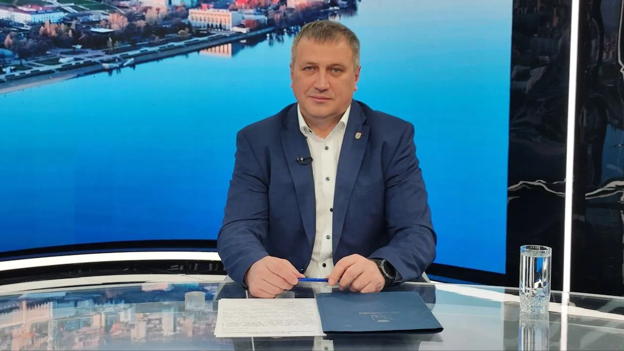 Мэр Самары Иван Носков стал лидером медиарейтинга глав городов ПФО в апреле 2026 года Компания Медиалогия представила свежие данные об информационной активности руководителей столиц Приволжского федерального округа По итогам апреля глава Самары Иван Носков возглавил тройку лидеров среди 28 коллег Высокая позиция в рейтинге обусловлена рядом тем В первую очередь это обеспечение безопасности жителей областной столицы в связи с угрозой атаки БПЛА В своем канале национального мессенджера MAХ глава Самары представлял оперативную информацию о ситуации обеспечении работы общественного транспорта оказании помощи и восстановлении поврежденного 23 апреля дома за счет местного бюджета Кроме того во время рабочей командировки в зону проведения СВО Иван Носков передал гуманитарный груз и провел встречи с военнослужащими из Самарской области Одной из центральных тем апреля стал месячник по благоустройству областной столицы после зимы После субботника в районе улицы Краснодонской Иван Носков поручил уделить особое внимание состоянию территорий возле медицинских учреждений Речь идет о больницах и поликлиниках Итоговое место в списке лидеров определяется качественным показателем под названием МедиаИндекс Система Медиалогия анализирует более 100 тысяч источников информации включая телевидение газеты и интернет издания присваивая каждому сообщению определенный балл При расчете учитывается влиятельность конкретного СМИ и цитируемость первоисточника ГТРК Самара MAX lВК lОК lСАЙТ