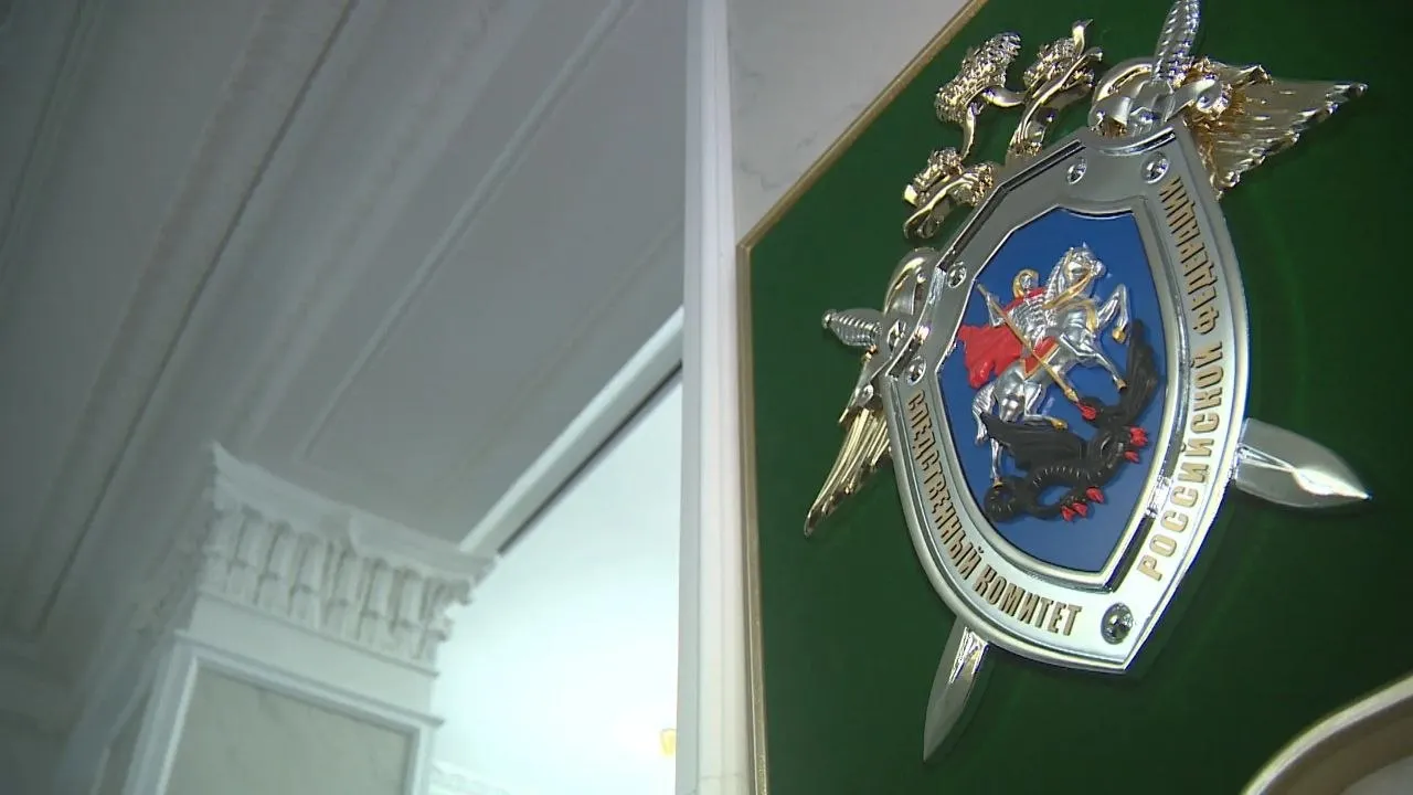 Жителя поселка Светлый Яр задержали по подозрению в убийстве гражданского мужа его бывшей возлюбленной Тело 45 летнего мужчины с огнестрельными ранениями нашли сегодня утром в подъезде МКД микрорайона 1 По предварительным данным 39 летний фигурант взял охотничье ружье и несколько раз выстрелил в свою жертву из ревности а после скрылся Ранее злоумышленник был судим Для задержания потребовалась силовая поддержка бойцов спецподразделения Росгвардии Возбуждено уголовное дело Решается вопрос о заключении подозреваемого под стражу Подписаться Перейти на сайт MAX
