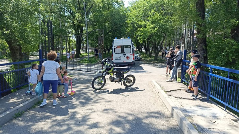 1 2 3 13-летний житель Владивостока, получивший травмы в результате ДТП, перенес три клинические смерти В городе Владивостоке 13-летний школьник, решив сократить свой путь, пересекал проезжую часть дороги в неположенном для перехода месте, в нескольких метрах от оборудованного пешеходного перехода. В результате наезда легкового автомобиля он получил тяжелую сочетанную травму, шок третьей степени. Подросток перенес три клинические смерти и в настоящий момент находится в реанимации под контролем специалистов. «С начала летних каникул в Приморском крае получили травмы 40 несовершеннолетних, в 1 случае – смертельные. В разрезе категорий: 10 пострадавших – это пешеходы, 10 – пассажиры автомобилей, 9 – водители мопедов, 4 – пассажиры мопедов, 4 – водители велосипедов, по одному пострадавшему приходится на категории «водитель электросамоката», «водитель автомобиля» и «пассажир велосипеда». Летом 2024 года в Приморском крае погибли 6 несовершеннолетних. Безопасность детей – это в первую очередь задача их родителей. Сотрудники правоохранительных органов и образовательных учреждений оказывают дополнительную помощь, по не могут подменить роль родителей. Ответственное отношение к жизни и здоровью собственного ребенка – залог его безопасности», - обратилась к родителям Елена Иванова, начальник отделения пропаганды безопасности дорожного движения управления Госавтоинспекции Приморского края. Полиция Приморья
