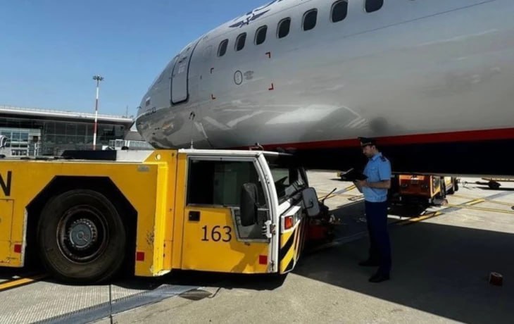 Страховщики выставили счет аэропорту Казани СОГАЗ требует 78 7 млн рублей за поврежденный самолет Аэрофлота К иску в качестве соистца присоединилось АльфаСтрахование Речь идет об инциденте июля 2024 года когда лайнер перед вылетом столкнулся с буксиром Страховые компании компенсировали ущерб перевозчику и теперь возвращают средства в порядке суброгации В процессе сумма требований выросла почти вдвое с изначальных 44 5 млн рублей Дело усложняется составом участников Аэропорт пытался привлечь соответчиком своего страховщика ответственности Ак Барс Страхование но суд отказал оставив воздушную гавань единственным ответчиком При этом выяснилось что риски были перестрахованы в Ингосстрахе и РНПК суд привлек эти компании к процессу как третьих лиц Быстро закрыть спор миром не выходит Аэропорт не может признать требования или произвести выплаты без прямого согласия своей страховой так как это нарушит условия договора и лишит его защиты Подробнее на сайте Вот Так новости страхования Вот так и живём