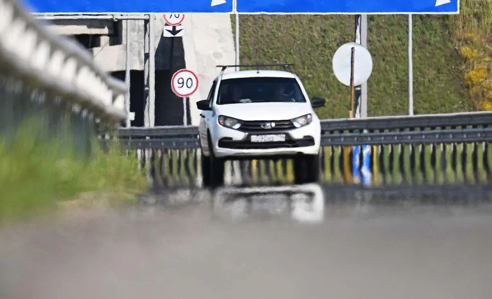 Экспертный автопробег который пройдёт через 8 регионов от Москвы через Чувашию Татарстан Московскую Нижегородскую Ульяновскую области и Владимирскую область Золотое кольцо до Самары стартует в России 15 сентября Цель автопробега Москва Самара диагностика автомобильных маршрутов для повышения качества и безопасности путешествий по РФ Итогом станет разработка эталонных требований к туристическим маршрутам Один из организаторов автопробега Центр стратегических разработок придумал логотип символизирующий свободу передвижения по стране движущийся автомобиль дополненный элементами национального туристического бренда Написать в редакцию можно здесь gorod55ru