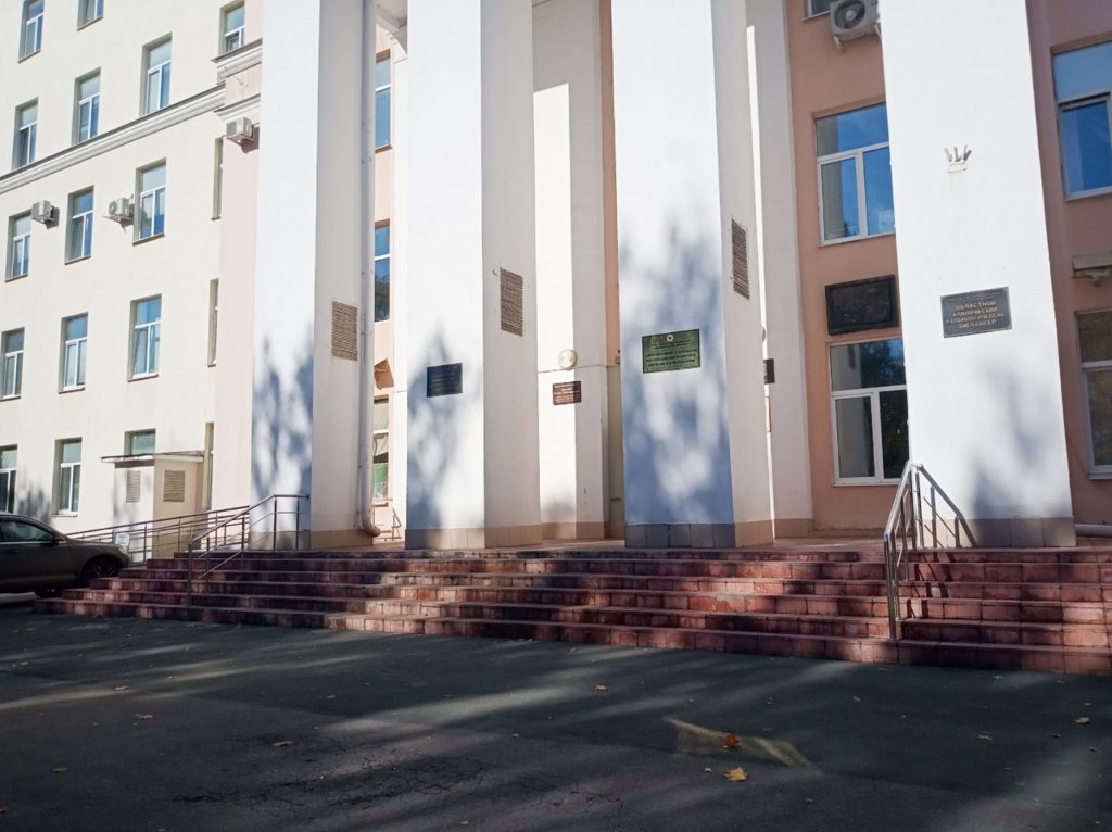 Уникальная операция спасла жизнь пациенту Рязанского кардиодиспансера  В Рязанском кардиодиспансере впервые проведена операция на сердце по установке стента в шунт при остром инфаркте миокарда. Об этом сообщается в соцсетях регионального минздрава.  Первый раз Василий Семенович попал в кардиодиспансер более 20 лет назад. Тогда ему провели стентирование двух коронарных артерий. Через 12 лет произошел рестеноз стента  повторное сужение просвета сосуда  в одной из артерий. И пациент был направлен в московскую федеральную клинику, где ему было проведено аортокоронарное шунтирование. И вот больное сердце вновь дало о себе знать. Недавно 73-летний Василий Семенович снова поступил в Рязанский кардиодиспансер с инфарктом. Коронарография  рентгенографическое исследование артериальных сосудов сердца с применением контрастного вещества, которое позволяет выявлять место, степень и характер сужения внутреннего просвета артерий  показала, что один из шунтов «закрылся», то есть перестал выполнять свои функции. Значител...