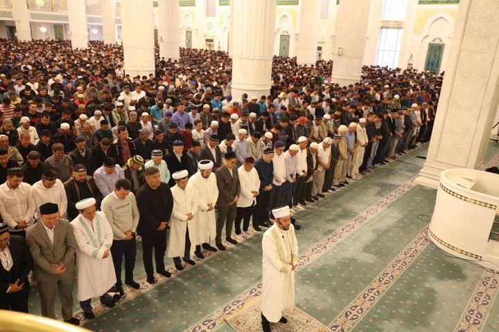 Мусульмане Узбекистана проведут молитву о дожде на фоне затяжной засухи В пятницу 28 ноября во всех мечетях Узбекистана состоится коллективная молитва истиска обращение к Всевышнему с просьбой о ниспослании дождя Такое решение приняло Управление мусульман Узбекистана из за затяжной осенней засухи и отсутствия прогнозов на осадки Об этом сообщают местные СМИ После завершения пятничной молитвы верующие совершат двухракаатный намаз истиска В управлении отметили что такая практика древняя исламская традиция к которой прибегали в периоды засухи коллективная мольба покаяние и просьбы к Аллаху о воде Также до пятничной молитвы в исламских учебных заведениях подведомственных управлению преподаватели и студенты завершат коллективное чтение сборника хадисов Сахих аль Бухари Исторические источники указывают что именно такое чтение в периоды засухи нередко сопровождалось ниспосланием дождя по воле Всевышнего Подписаться на news24kg Связаться с админом news24kg admin