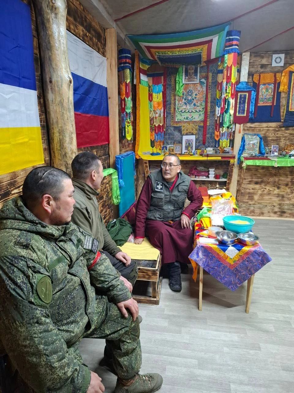 Храм и дацан построили для забайкальцев в зоне СВО.  Православный храм и буддийский дацан построили для бойцов группировки войск «Восток» из Забайкалья в зоне спецоперации. Об этом сообщает РТК «Забайкалье».    Также сейчас идёт строительство полевой мечети.    На фото запечатлены православный капеллан отец Евгений, буддийский капеллан Баир Лама и имам 36-й армии Шабхан Хазрат вместе с военнослужащими.