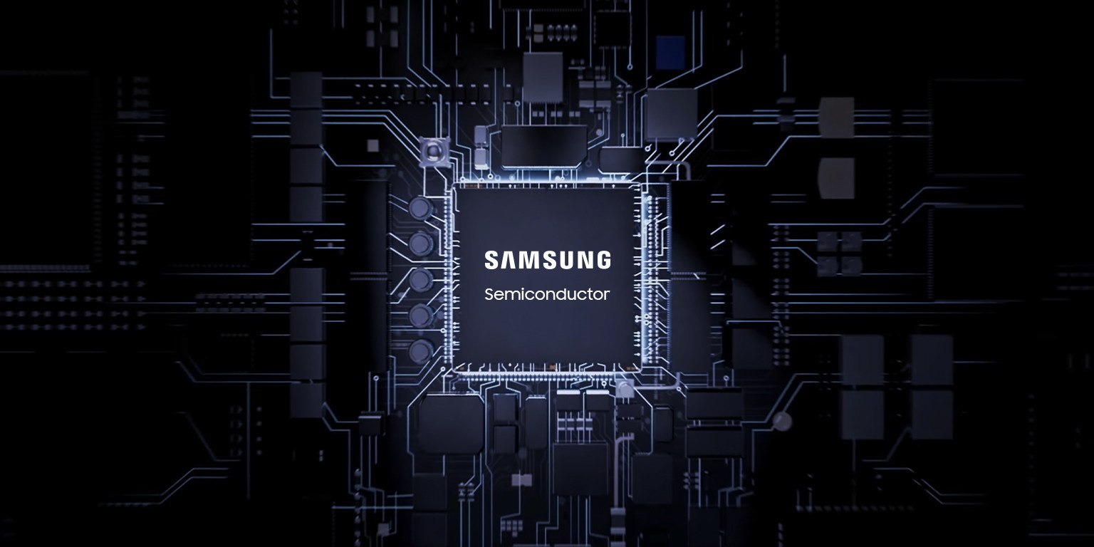 Samsung не может купить память у своей дочки из за ИИ бума Подразделение компании производящее память из за ИИ бума отказывается заключать долгосрочный контракт с филиалом Samsung собирающим смартфоны сообщает Sedaily Вот так ирония Подробно о причинах кризиса RAM рассказывали в этой статье а тут коротко напомним Рост ИИ пузыря повлёк за собой рост числа ИИ центров а для их работы нужна быстрая и дорогая HBM память Основные вендоры SK hynix Samsung и Micron желая заработать переоборудовали производственные линии под это дело снизив выработку потребительской DRAM и спровоцировав рост цен на всю технику Samsung как известно ещё и смартфончики делает для которых сюрприз сюрприз тоже нужна память Вот только по дешёвке у своей дочки её больше не закупить LPDDR5X на 12 ГБ для линейки Galaxy выросла с 30 до 70 что непомерно дорого Вместе с этим подорожали и чипы Exynos примерно на 25 В совокупности мы имеем производителя памяти пострадавшего от своей жадности а также высокую вероятность увеличения цен на линейку Samsung Galaxy S26 которая должна выйти в начале 2026 года Автор Матвей Филькин