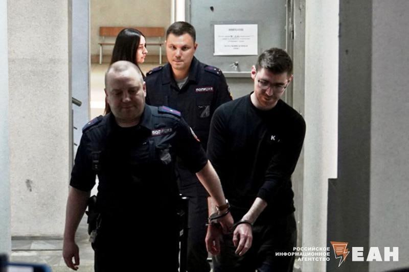 Суд снова закрыл процесс по мере пресечения для екатеринбургского журналиста Дениса Аллаярова  Корреспондент ЕАН сообщает, что сегодня в Свердловском областном суде рассматривается апелляция на продление меры пресечения для Аллаярова. Журналист уже больше двух месяцев находится в СИЗО.  Представитель прокуратуры сразу ходатайствовал о закрытии процесса от СМИ. Адвокаты Аллаярова выступили против, но судья все-таки выдворила прессу из зала.
