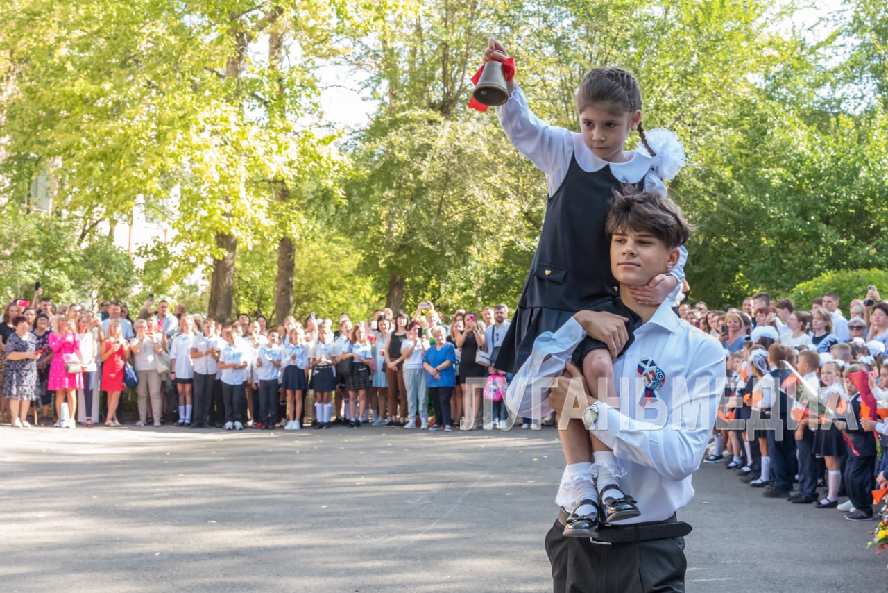 Последний звонок в ЛНР в этом году прозвенит для более, чем 17000 выпускников 9-х и 11-х классов Министр образования и науки ЛНР Иван Кусов сообщил, что выпускников 9-х классов в этом году в Республике более 11 тысяч, 11-х классов – более 6 тысяч. Последний звонок прозвенит в школах Луганской Народной Республики 24 мая. С 10 по 14 июня пройдут выпускные для 9-х классов, а с 17 по 21 июня – для 11-х. Даты проведения выпускных в классах, в которых учащиеся сдают единый государственный экзамен, назначаются по решению школ. Источник: Правительство ЛНР Вконтакте Одноклаcсники