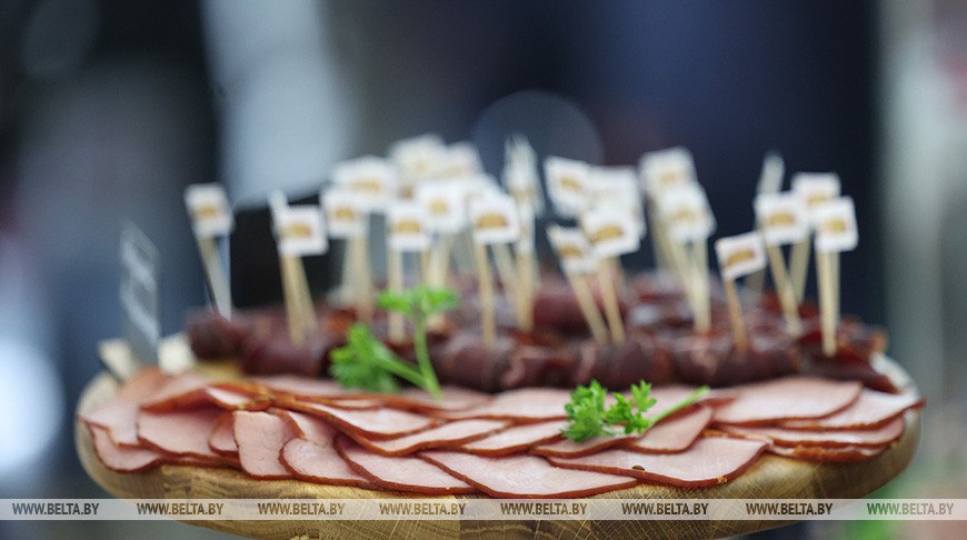 Международная специализированная оптовая выставка ярмарка PRODEXPO 2025 пройдет в Минском международном выставочном центре 11 14 ноября Начальник главного управления внешнеэкономической деятельности Министерства сельского хозяйства и продовольствия Ксения Мелешко В этом году кроме белорусских предприятий свои достижения технологии продемонстрируют участники из России Азербайджана Армении Вьетнама Индии Турции Состоятся встречи с представителями торговых сетей Беларуси и России зарубежными делегациями B2B переговоры PRODEXPO посетят гости из 27 государств на уровне посольств