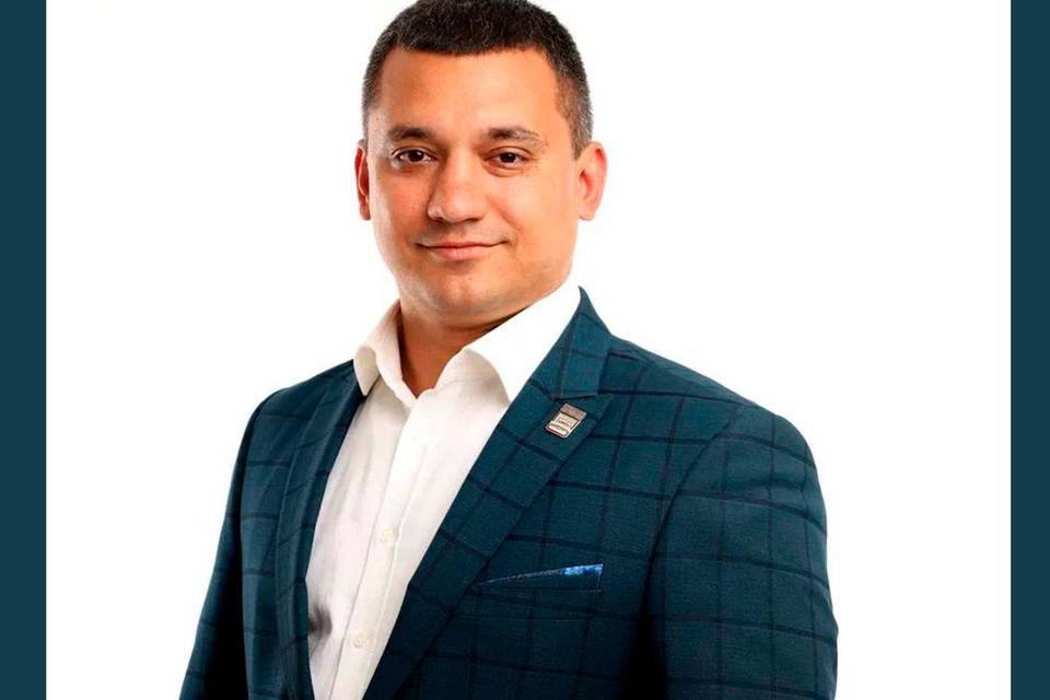 Экс депутат Волгоградской городской думы Иван Селезнев назначен новым заместителем председателя комитета физической культуры и спорта Волгоградской области Глава ведомства Ирина Муравьева подписала соответствующий приказ о кадровых изменениях в руководящем составе 29 января Документ вступил в силу немедленно Селезнев уже приступил к своим обязанностям Фото облспорткомитет