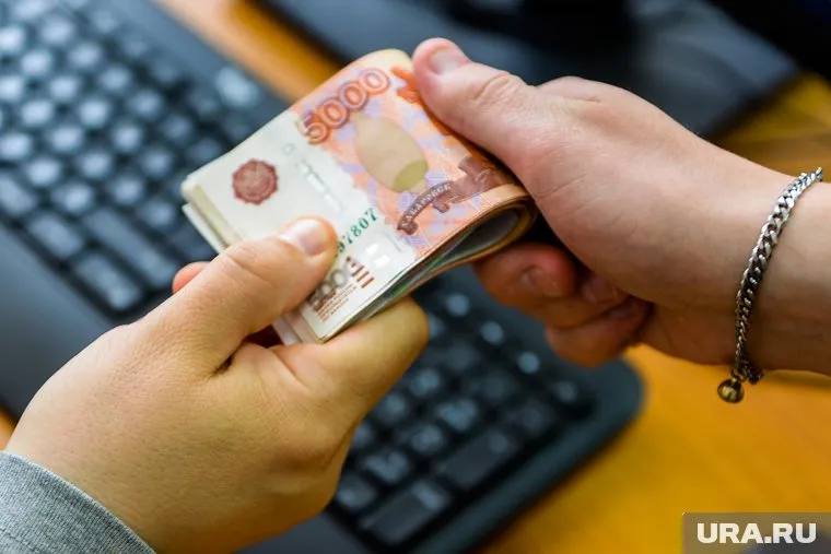 Зарплаты заметно выросли В первом квартале 2025 года средняя номинальная зарплата в округе выросла на 11% — до 162 335 ₽. Реальный рост с учётом инфляции составил 3,1%. Более половины жителей региона получают свыше 100 тыс. рублей — ЯНАО занимает первое место в России по темпам роста зарплат.