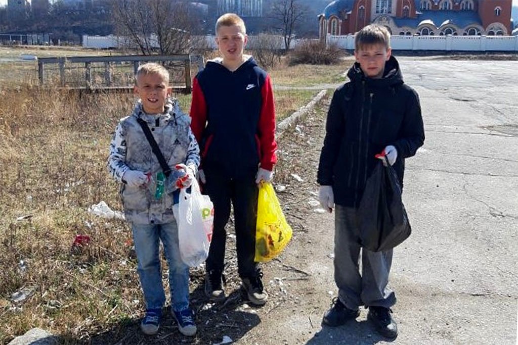 В Находке завершился традиционный двухмесячник по благоустройству и санитарной очистке территории округа, который проходил с 1 апреля по 31 мая. В масштабной акции принимали участие чиновники, сотрудники предприятий, учреждений культуры и образования, управляющих компаний, а также активные горожане и волонтеры. За это время участники провели масштабную работу: убирали дворы и общественные территории, высаживали цветы и деревья, очищали клумбы и дорожки. Особое внимание уделили уборке прошлогодней листвы и бытового мусора. По данным МКУ «Дорожно-эксплуатационный участок», на полигон ТБО вывезено около 200 кубометров отходов.