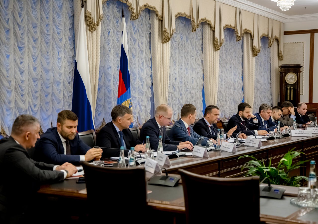 Андрей Никитин провел рабочую встречу с губернатором Мурманской области Андреем Чибисом В центре внимания реализация масштабных транспортных проектов региона которые имеют стратегическое значение для экономического роста на севере России Один из них Мурманский транспортный узел На встрече обсудили строительство ближних железнодорожных подходов к порту Лавна Планируется возвести около 50 км путей что обеспечит доступность и пропускную способность порта на уровне до 18 млн тонн грузов в год В декабре 2023 года по линии Выходной Лавна запущено рабочее движение поездов Это положительно повлияло на логистику отгрузка угля с нового перегрузочного комплекса стартовала в марте 2025 года Маршрут железнодорожной линии проходит через станцию Мурмаши 2 и мостовой переход через реку Тулома Отдельно обсудили развитие аэропортовой инфраструктуры В планах реконструкция аэропорта Мурманска по нацпроекту Эффективная транспортная система Сначала года его пассажиропоток составил порядка 1 2 млн человек Особый акцент сделан на использовании механизма государственно частного партнерства что позволит привлечь дополнительные инвестиции и повысить качество воздушного сообщения для жителей и гостей региона регионы этс Минтранс в Telegram MAX