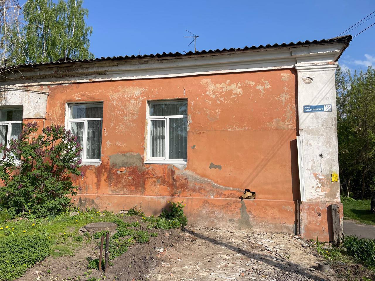 Более 1 тыс. кв. м аварийного жилья в Курской области будет расселено при поддержке Правительства РФ!    Несмотря на то, что всё внимание страны сегодня приковано к нашим переселенцам, нам важно поддерживать и другие районы Курской области. К сожалению, у нас есть десятки зданий, жить в которых по-настоящему невозможно: трещины в несущих конструкциях, прогнившие перекрытия, аварийные коммуникации. А людям приходится находиться там десятилетиями!    Регион завершил программу расселения домов, которые были признаны аварийными до января 2017 года. Чтобы не только не прекратить эту работу, но и нарастить темпы, были перераспределены остатки неиспользованных средств, которые были предусмотрены для расселения аварийного жилья — это почти ₽91 млн. Фонд развития территорий одобрил соответствующую заявку: это значит, что ещё 90 жителей из 45 жилых помещений общей площадью более 1 тыс. кв. м, признанных непригодными для проживания уже после 2017 года, обретут новое жильё!    Благодарю федеральный центр за эту меру поддержки: это доказывает, что наш регион продолжает оставаться в фокусе внимания! Работу будем продолжать!  ХИНШТЕЙН. Подписаться.