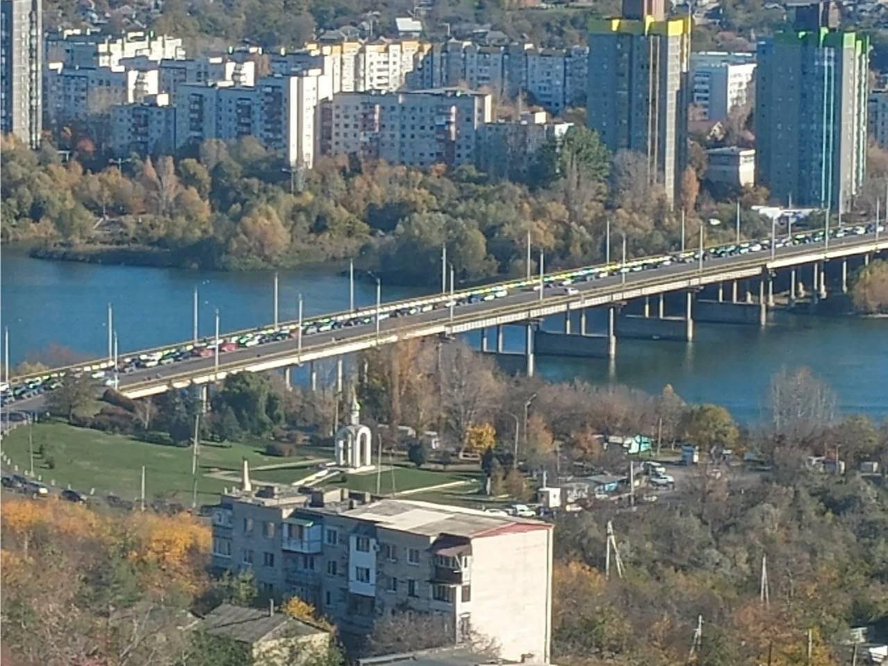 Большая пробка на мосту Рыбница-Резина.  СМИ сообщают, что в Резине полиция останавливает все машины из Приднестровья.     Кишинев Live. Подписаться