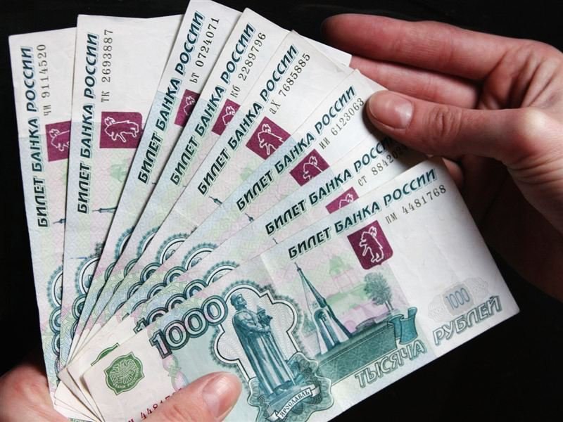 В Охе полицейские по горячим следам установили подозреваемого в краже денежных средств  В дежурную часть ОМВД России «Охинский» поступило заявление от 45-летней местной жительницы по факту кражи 40 тысяч рублей.  На место выехала следственно-оперативная, сотрудники установили подозреваемого, коим оказался молодой местный житель.  Как выяснилось, фигурант дружил с сыном заявительницы. 5 августа подросток остался ночевать у друга, а проснувшись утром увидел, что хозяев квартиры уже не было дома. Зная, где хранятся денежные средства, он вытащил из шкафа в спальной комнате пачку купюр и спрятал при себе. После чего он разбудил своего друга, спешно попрощался и ушёл.  Сотрудники полиции похищенные денежные средства изъяли и вернули законной владелице.