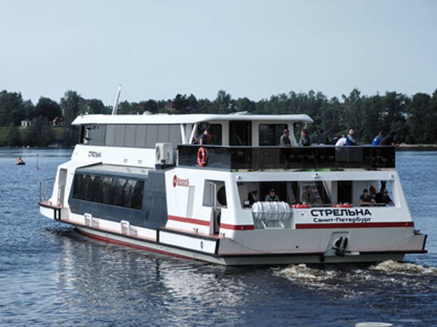 Подписан акт приема-передачи пассажирского судна «Стрельна» проекта EM901 Ecocruiser-m, сообщает «Машпромлизинг». Судно построено в рамках программы лизинга морских и речных гражданских судов АО «ОСК». Электросудно построено на верфи «Эмпериум» по заказу компании «Машпромлизинг» ОСК для АО «ВодоходЪ. Пассажирский Порт». Ecocruiser-m может осуществлять как регулярные пассажирские перевозки и прогулочные рейсы, так и использоваться под корпоративные и событийные мероприятия. «Стрельна» будет эксплуатироваться в Санкт-Петербурге.