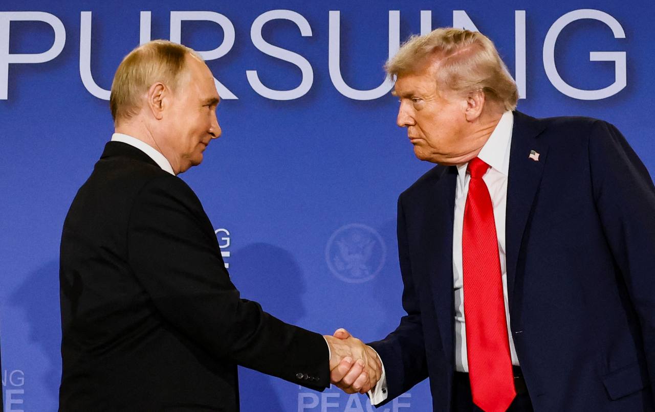 Терпение президента США Дональда Трампа по отношению к российскому лидеру Владимиру Путину приближается к концу считает президент Финляндии Александр Стубб Об этом он заявил в интервью Yle сославшись на телефонный разговор с главой Белого дома 21 августа По словам Стубба есть две основные причины возможной потери терпения затягивание переговорного процесса Москвой и продолжающиеся атаки Финский лидер пояснил что российская сторона на высшем уровне обещает новую встречу но на более низком уровне отрицает такую возможность ссылаясь на заявление главы МИД Сергея Лаврова о необходимости президентской повестки для встречи Путина с Зеленским Стубб предположил что встреча лидеров России и Украины вряд ли состоится в ближайшие полторы недели и это может стать моментом когда терпение Трампа окончательно иссякнет Фото REUTERS Kevin Lamarque Самые важные новости в телеграм канале РБК