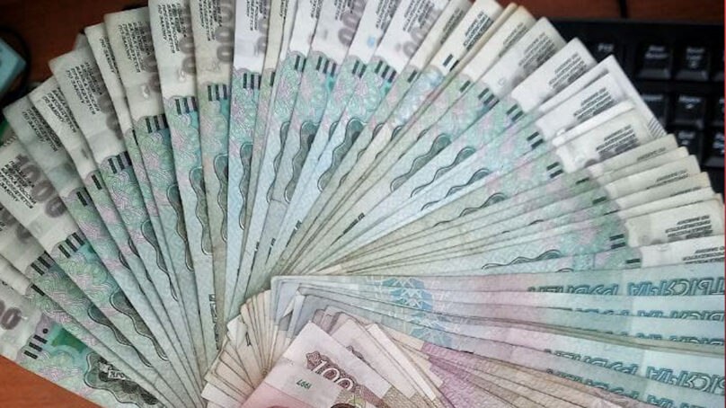 Калининградское сельхозпредприятие задолжало более 4 миллионов индивидуальному предпринимателю. В отделение судебных приставов поступил исполнительный документ о взыскании с сельскохозяйственной компании 4,1 млн рублей в пользу индивидуального предпринимателя. Сельхозпредприятие не полностью рассчиталось за оказанные транспортные услуги и услуги спецтехники. Предприниматель обратился в суд, который встал на его сторону. Организации-должнику было направлено требование с разъяснениями, что в случае неуплаты долга в сроки, отведенные для добровольного погашения, будет вынесен исполнительский сбор в размере не менее семи процентов от суммы задолженности что в данном случае составляет порядка 280 тысяч рублей . В УФССП России по Калининградской области сообщили, что в кратчайшие сроки задолженность в полном объеме поступила на депозитный счет отделения. Поэтому исполнительский сбор не начислялся, меры принудительного исполнения применять не потребовалось. Денежные средства направлены взыскателю. Его права восстановлены.